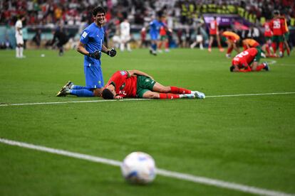 Yassine Bounou (izquierda) y el defensa marroquí Achraf Hakimi celebran la victoria ante Portugal. 