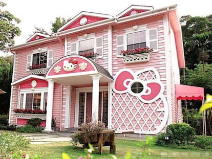 Más allá de todos los accesorios populares está el lugar donde se concentran todos: la villa Hello Kitty situada en Shanghai (China). Lo curioso es que se puede alquilar por días o el tiempo que uno pueda permitirse. El precio ronda los 400 dólares al día. (353€).