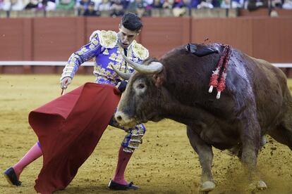 Talavante, en un pase a uno de los toros de la corrida celebrada en Sevilla.