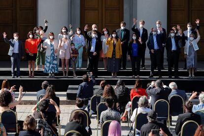 El presidente electo de Chile, Gabriel Boric, saluda junto a los nuevos miembros de su gabinete