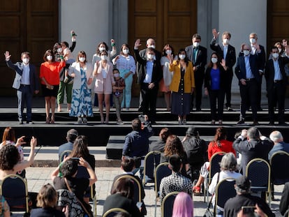 El presidente electo de Chile, Gabriel Boric, saluda junto a los nuevos miembros de su gabinete, este viernes en Santiago.