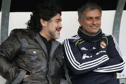 Maradona charla con Mourinho ayer por la tarde.