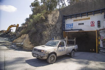 En el área de la mina existen dos rampas conectadas entre si. La rampa Santa Eulalia es la más antigua de la explotación y se utiliza como acceso del personal de servicio y la maquinaria pesada.