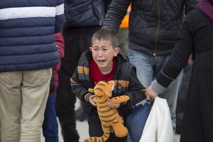 Uma criança refugiada segurando um tigre de pelúcia chora na fronteira com a Eslovênia perto de Spielfeld (Áustria) em 22 de outubro de 2015.