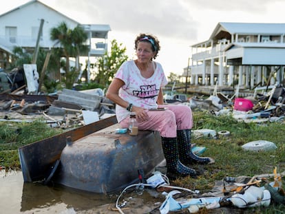 Una afectada por el paso del huracán Idalia, Jewell Bagget, ante las ruinas de la casa construida por su abuelo en Horseshoe Beach, Florida (EE UU).