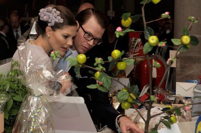 Los novios, en las horas previas del enlace, acudieron al último ensayo en la Catedral de Estocolmo y acompañados de la reina Silvia vieron la cantidad de regalos de boda que están recibiendo de todos los lugares del mundo.