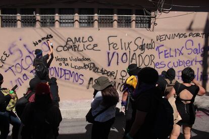 Grupos feministas de Guerrero protestan a las afueras del Poder Judicial en la ciudad de Chilpancingo.