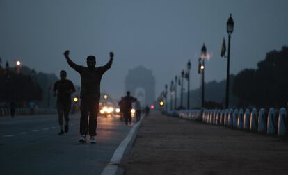 Un grupo de corredores madrugadores frente a The Indian Gate en Nueva Delhi, la segunda ciudad más contaminada del mundo. A medida que los corredores hacen ejercicio, respiran sustancias nocivas, lo que podría dar lugar a reacciones alérgicas y enfermedades pulmonares.