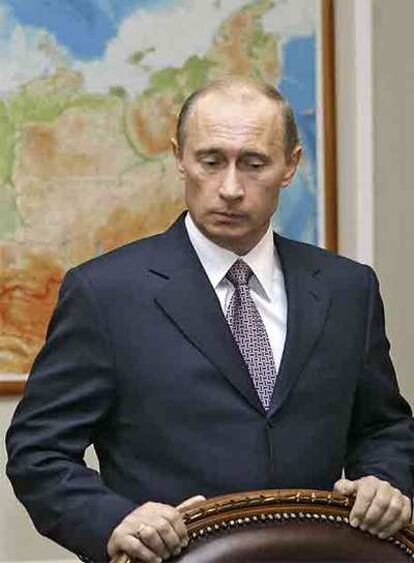 Putin, delante de un mapa de Rusia, en una reunión celebrada ayer en Moscú.
