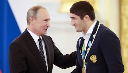 Putin saluda al halter&oacute;filo ruso Abdulrashid Sadulaev, oro en R&iacute;o.