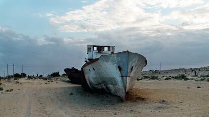 El paisaje está salpicado de cascarones oxidados de barcos varados en la arena, más grandes cuanto más tierra adentro se encuentran, en función de su calado.