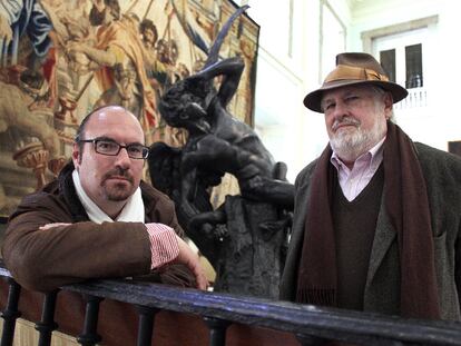Marco y Peter Besas, delante de una réplica de la estatua del Ángel Caído del Retiro en la Real Academia de las Bellas Artes.