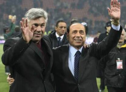 Silvio Berlusconi (a la derecha), con Carlo Ancelotti, el entrenador de su club, el Milan.