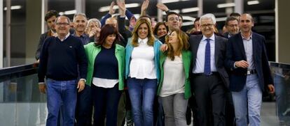 La presidenta andaluza en funciones, Susana Díaz, tras ganar las elecciones, acompañada de su equipo.