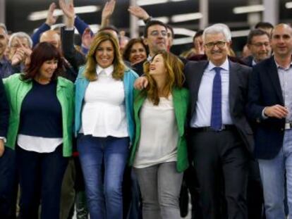 La presidenta andaluza en funciones, Susana Díaz, tras ganar las elecciones, acompañada de su equipo.