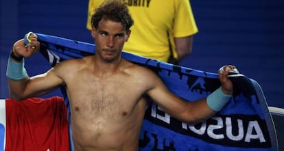 Nadal se seca el sudor en uno de los descansos de su partido ante Kokkinakis.