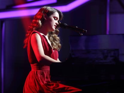 Amaia toca el piano durante una gala de 'Operación Triunfo'.