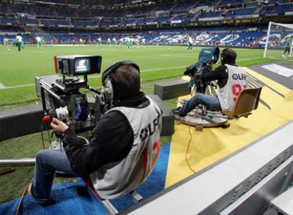 Cámaras de televisión antes de un partido en el Santiago Bernabéu.