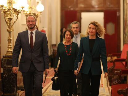 Miembros de la Mesa y la presidenta del Congreso de los Diputados.