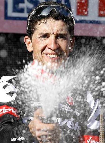 Carlos Sastre celebra su victoria en la etapa reina del Giro de Italia.