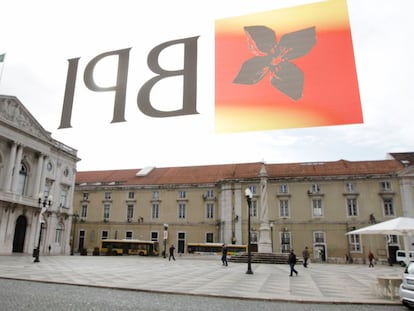 El logotipo del BPI en la ventana de la sede del banco en Lisboa