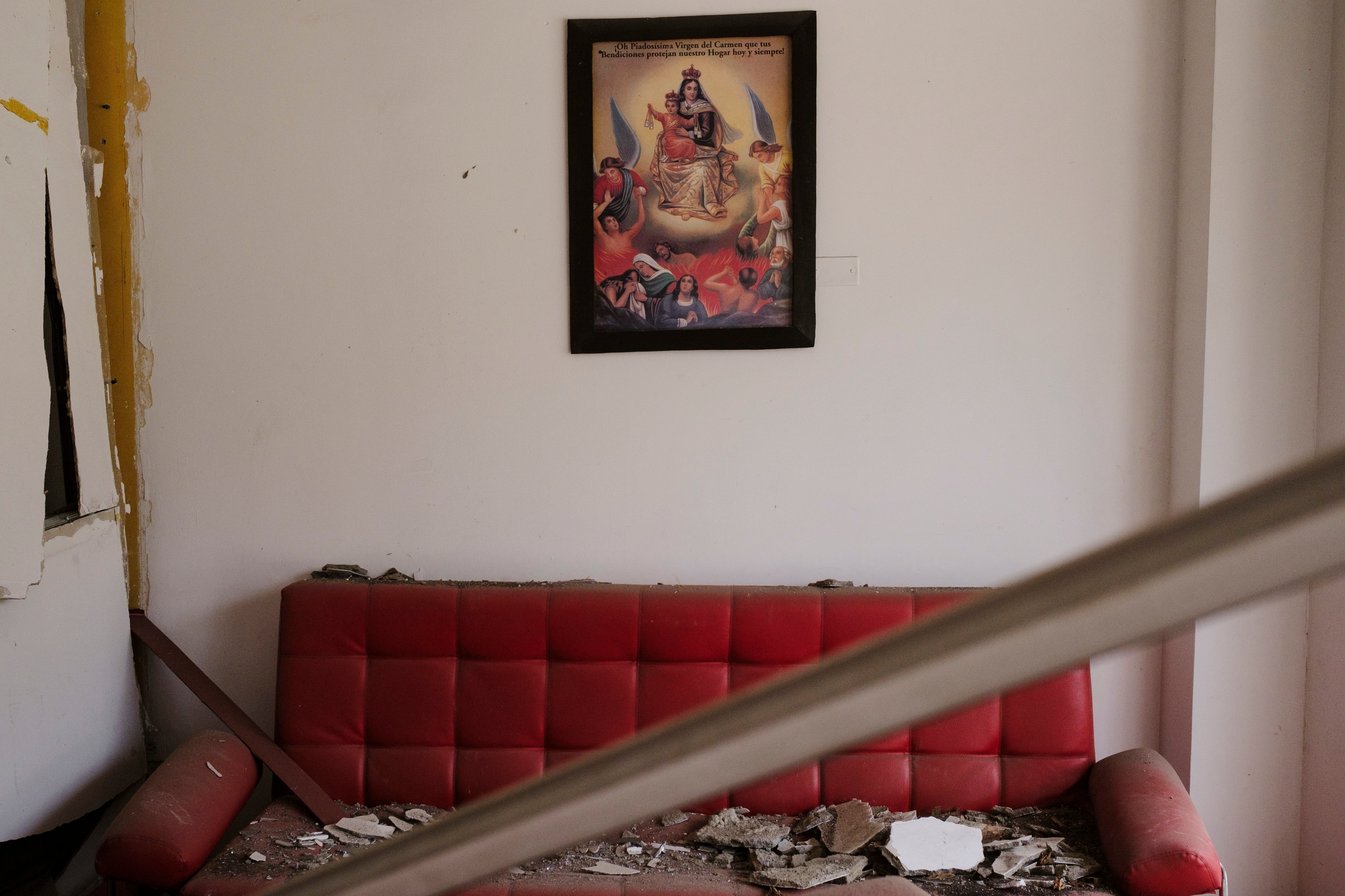 El cuadro de la virgen del Carmen, en el hotel del barrio, fue el único que resistió la onda explosiva.