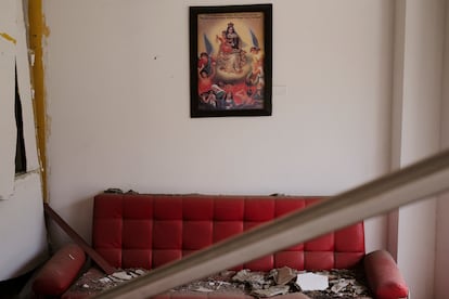 El cuadro de la virgen del Carmen, en el hotel del barrio, fue el único que resistió la onda explosiva.