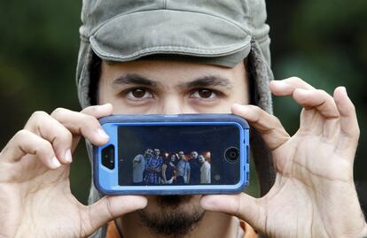 Mohamed, procedente de Damasco, ha escogido para mostrar al fotógrafo de Reuters una imagen en la que aparecen sus mejores amigos.