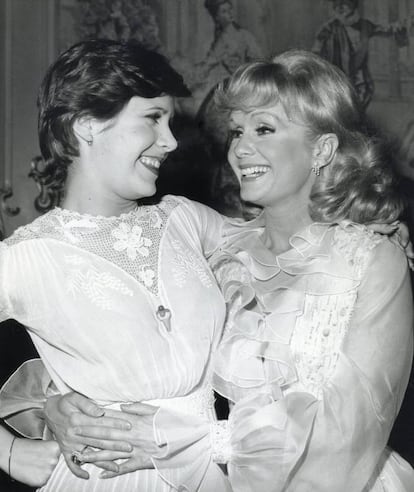 Debbie Reynolds y Carrie Fisher, en 1973.