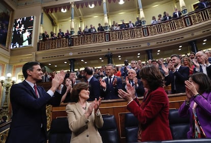 La bancada socialista aplaude tras confirmarse la investidura de Pedro Sánchez. 