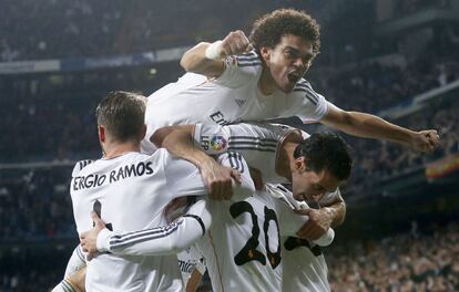 Ramos, Pepe y Arbeloa felicitan a Jesé tras su gol en la victoria del Madrid ante el Atlético (3-0) en la ida de semifinales de la Copa de 2014.