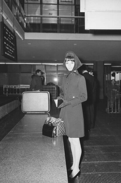 Elegancia hasta para coger aviones. La actriz, en el aeropuerto de la ciudad en 1968.