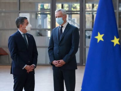 El ministro de Economía francés Bruno Le Maire junto a su homólogo irlandes Paschal Donohoe. 