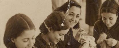 Felipa Manuela y su hermana Enriqueta en Madrid, durante los a&ntilde;os posteriores a la Guerra Civil espa&ntilde;ola.