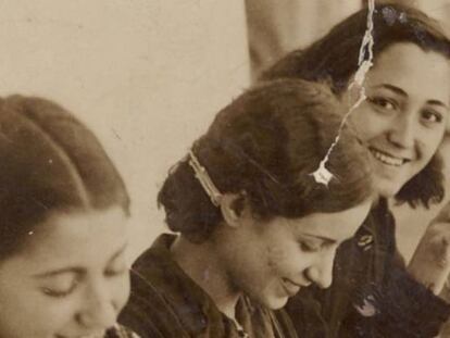 Felipa Manuela y su hermana Enriqueta en Madrid, durante los a&ntilde;os posteriores a la Guerra Civil espa&ntilde;ola.