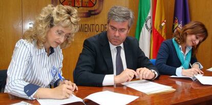 El alcalde de Jaén, José Enrique Fernández de Moya, con las concejales de Vivienda y Asuntos Sociales, Rosa Cárdenas y Reyes Chamorro.