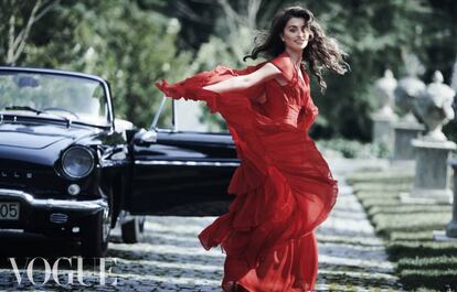 Penélope Cruz fotografiada por Peter Lindbergh para el número de abril de 2019 de 'Vogue España', vestida de Karl Lagerfeld para Chanel, de la colección de alta costura otoño/invierno 1995.