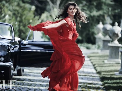 Penélope Cruz fotografiada por Peter Lindbergh para el número de abril de 2019 de 'Vogue España', vestida de Karl Lagerfeld para Chanel, de la colección de alta costura otoño/invierno 1995.