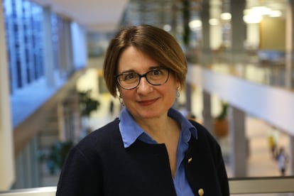 La doctora Evelina Galaczi, coautora del informe de Cambridge University Press & Assessment.