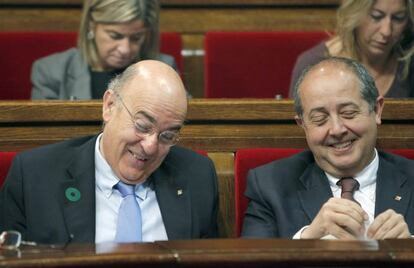 El consejero de Interior, Felip Puig y el consejero de Salud, Boi Ruiz, durante la celebración ayer de la sesión de control al Govern en el Parlament de Catalunya.