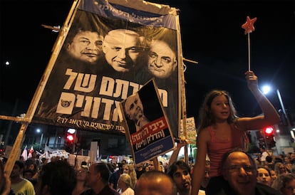 Entre las pancartas que han portado las casi 250.000 personas que han protestado en Tel Aviv había muchas referidas a Netanyahu al que han pedido que incluya la economía en la agenda política.