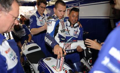 El año de su estreno en MotoGP fue un año de caídas y duras lesiones. En China se fracturó los dos tobillos; al siguiente gran premio, en Le Mans, se subía así a su Yamaha, con la ayuda necesaria de sus mecánicos. 