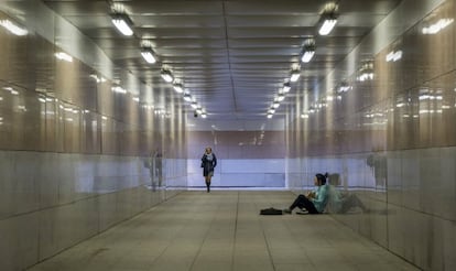 A street musician plays guitar at a pedestrian underpass in Astana, Kazakhstan, October 11, 2015. REUTERS/Shamil Zhumatov