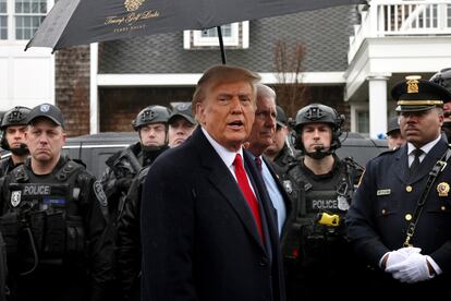 El expresidente de Estados Unidos, Donald Trump, tras asistir al velatorio de un agente de Policía de Nueva York, este jueves en Massapequa Park (Nueva York).