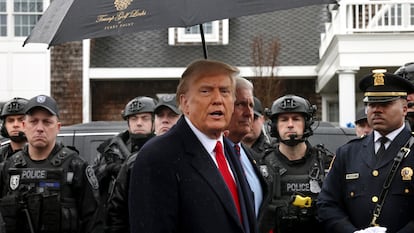 El expresidente de Estados Unidos, Donald Trump, tras asistir al velatorio de un agente de Policía de Nueva York, este jueves en Massapequa Park (Nueva York).
