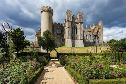 Tal vez el más famoso de los jardines de la región es el del castillo de Arundel, en Sussex Occidental, una espectacular fortificación medieval de estilo gótico inglés. Data del siglo XV pero ha conocido sucesivas ampliaciones y reformas. En él se ha escrito una parte de la historia de Inglaterra, y sus actuales propietarios presumen especialmente de la visita que realizaron en 1846 la reina Victoria y su marido, para la que se remodeló el castillo. Las habitaciones en las que se alojó la monarca se conocen como <i>Victoria Rooms</i> y permanecen prácticamente intactas. Entre las décadas de 1870 y 1890, la propiedad fue reconstruida casi por completo y su magnífica arquitectura de estilo gótico es considerada uno de los grandes hitos de la Inglaterra victoriana. Actualmente es la residencia del duque de Norfolk, una de las principales familias nobles de Inglaterra. <br><br> El castillo de Arundel es interesante por muchos motivos, pero los jardines son un espectáculo para los sentidos. Su diseño teatral evoca un clásico <i>capriccio</i> jacobeo. Fueron reinaugurados por el príncipe de Gales en mayo de 2008, y desde entonces el público puede acceder a sus imponentes templetes arquitectónicos, urnas y elementos acuáticos, adornados con plantaciones de palmeras, bambúes y plantas tropicales. Otras áreas incluyen setos recortados, flores silvestres, un huerto orgánico y una rosaleda histórica.
