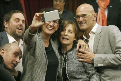 Els diputats de Junts pel S&iacute; es fan un foto. 