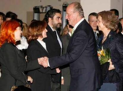 El Rey saluda a la madre de Irene Villa a su llegada al concierto homenaje a las víctimas del terrorismo.