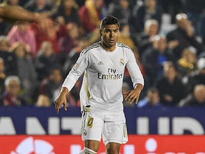 Casemiro, futbolista del Real Madrid, disputando un partido con su equipo.