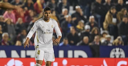 Casemiro, futbolista del Real Madrid, disputando un partido con su equipo.